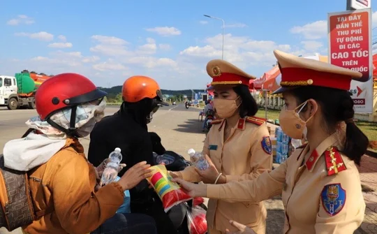 Đắk Nông: Cảnh sát giao thông hỗ trợ người dân quay lại các tỉnh phía Nam làm việc an toàn
