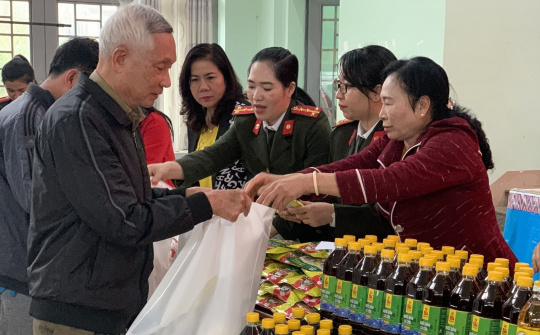 Hội Nữ doanh nhân tỉnh Đắk Lắk mang Tết đến cho người nghèo