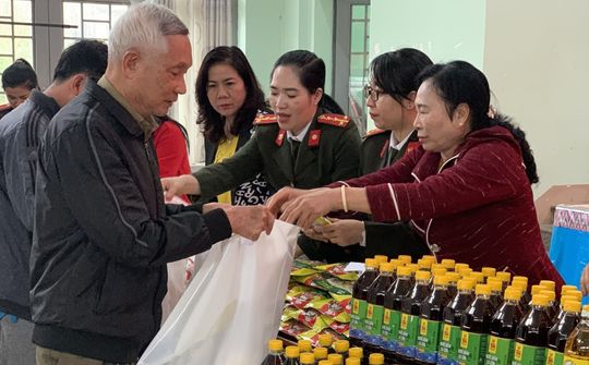 Hội Nữ doanh nhân tỉnh Đắk Lắk mang Tết đến cho người nghèo