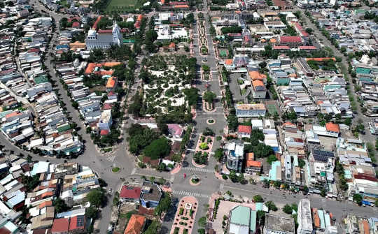 Long An: Kiến Tường kỷ niệm 10 năm thành lập thị xã và công bố quyết định đô thị loại III