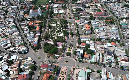 Long An: Kiến Tường kỷ niệm 10 năm thành lập thị xã và công bố quyết định đô thị loại III