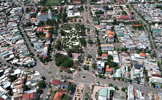Long An: Kiến Tường kỷ niệm 10 năm thành lập thị xã và công bố quyết định đô thị loại III