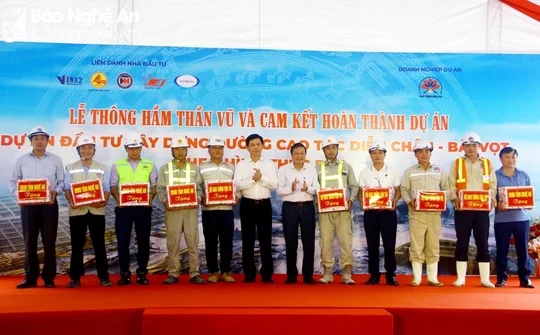 Thông hầm xuyên núi Thần Vũ tuyến cao tốc Diễn Châu - Bãi Vọt