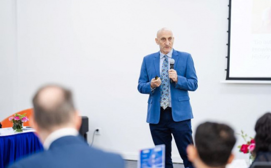 Giảng viên Tây dạy Lịch sử Việt