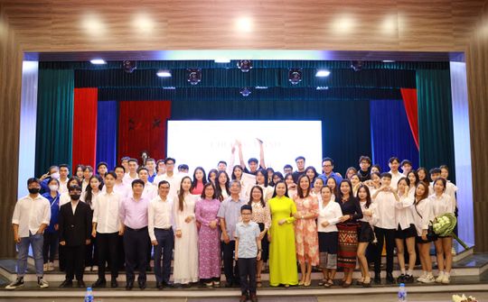 Sinh viên Học viện Hành chính Quốc gia lan tỏa tình yêu thương chúc mừng ngày Phụ nữ Việt Nam