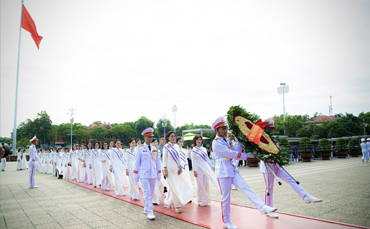 Hội Nữ doanh nhân Việt Nam – Asean báo công dâng Bác