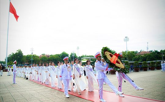 Hội Nữ doanh nhân Việt Nam – Asean báo công dâng Bác