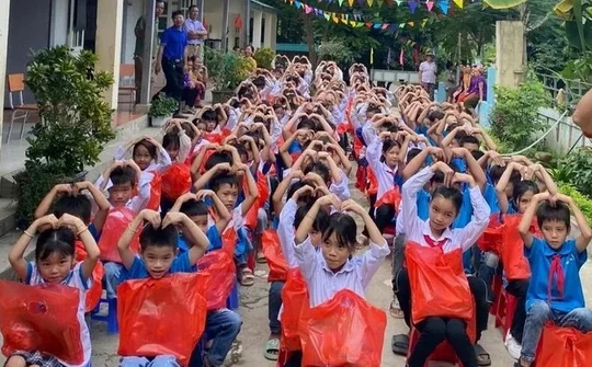 Chia sẻ yêu thương tới các học sinh vùng cao Sơn La