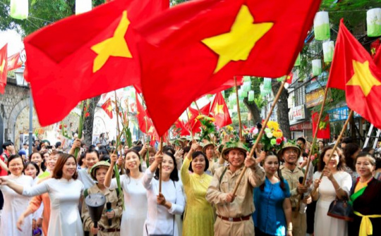 Kỷ niệm 69 năm Ngày Giải phóng Thủ đô trong trưng bày “Sông Hồng cuộn sóng”