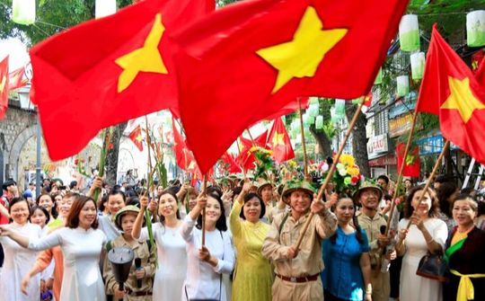 Kỷ niệm 69 năm Ngày Giải phóng Thủ đô trong trưng bày “Sông Hồng cuộn sóng”