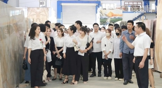 Sinh viên Trường ĐH Hồng Đức tham quan thực tế tại các doanh nghiệp