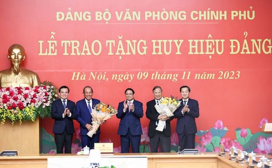 Thủ tướng trao Huy hiệu Đảng cho hai nguyên Phó Thủ tướng Chính phủ