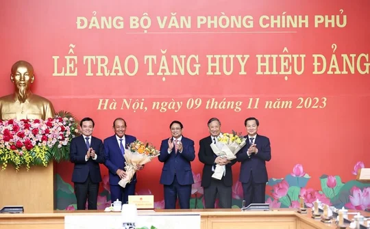 Thủ tướng trao Huy hiệu Đảng cho hai nguyên Phó Thủ tướng Chính phủ