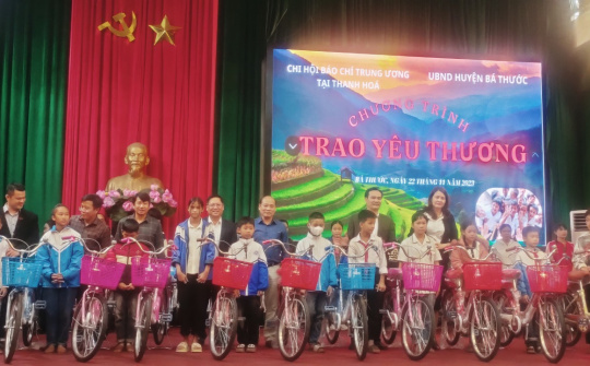 Chi hội Nhà báo Trung ương tại Thanh Hóa trao quà cho học sinh có hoàn cảnh đặc biệt khó khăn huyện Bá Thước