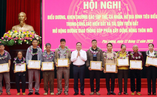 Phú Lương: Biểu dương, khen thưởng tập thể, cá nhân tiêu biểu hiến đất xây dựng nông thôn mới