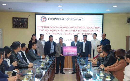 Hiệp hội Doanh nghiệp TP Thanh Hoá ủng hộ sinh viên trường ĐH Hồng Đức bị thiệt hại trong vụ cháy nhà để xe