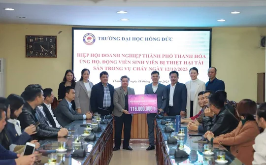 Hiệp hội Doanh nghiệp TP Thanh Hoá ủng hộ sinh viên trường ĐH Hồng Đức bị thiệt hại trong vụ cháy nhà để xe