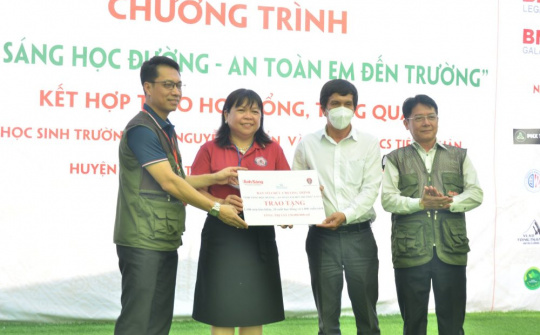 “Chương trình Ánh sáng học đường” trao tặng mũ bảo hiểm và học bổng cho học sinh Tây Ninh