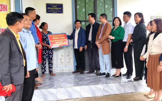 Trao nhà Đại đoàn kết cho hộ nghèo ở huyện Anh Sơn (Nghệ An)