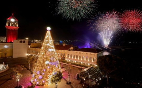 Phú Quốc thắp sáng cây thông cao 24m, bắt đầu bắn pháo hoa hàng đêm từ 20/12