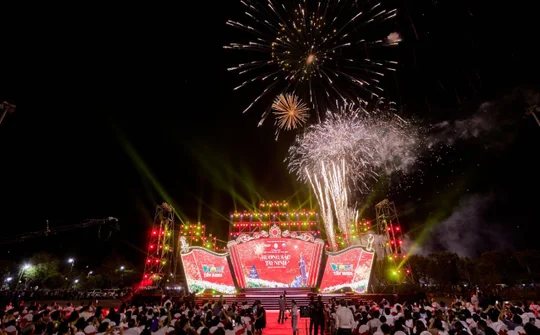 Tây Ninh sẽ đón Năm mới 2024 với màn pháo hoa rực rỡ tại quảng trường Ga đi cáp treo Sun World Ba Den Mountain