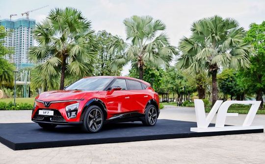 VinFast chính thức nhận đặt cọc xe VF 7 - Ưu đãi 30 triệu cho khách hàng tiên phong