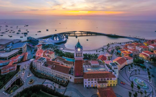 Cầu Hôn và Thị trấn Hoàng Hôn lần nữa gây sốt khi xuất hiện trên báo Úc