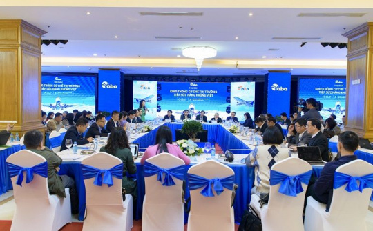 Nóng chuyện bỏ giá trần vé máy bay