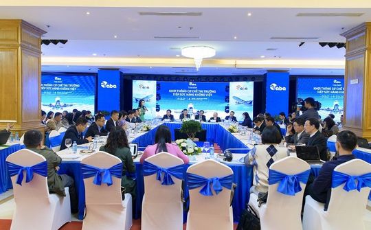Nóng chuyện bỏ giá trần vé máy bay