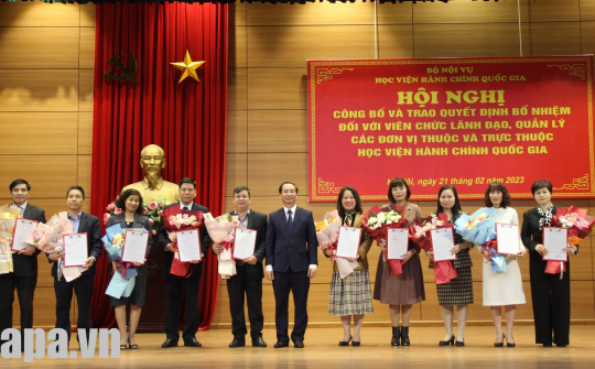 Học viện Hành chính Quốc gia: Công bố và trao quyết định về công tác cán bộ