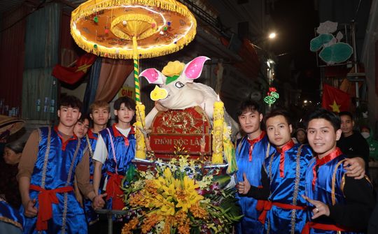 Rộn ràng lễ hội rước lợn ở La Phù