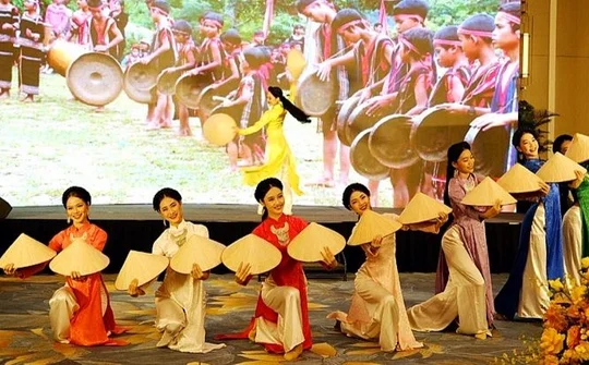 Định hướng hoàn thiện thể chế, chính sách và phát huy nguồn lực xây dựng nền văn hóa Việt Nam “Dân tộc, dân chủ, nhân văn và khoa học”