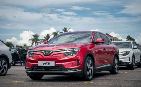 VinFast bàn giao 416 ô tô điện VF 8 và VF e34 trong tháng 2/2023