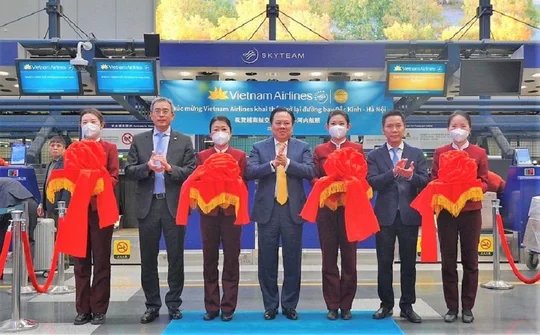 Hàng không Việt Nam đón khách bay thường lệ đầu tiên từ Bắc Kinh sau 3 năm
