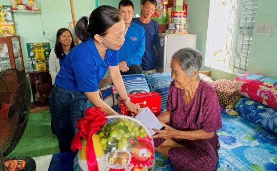 Đoàn thanh niên EVNGENCO2 thăm, tặng quà Mẹ Việt Nam Anh hùng