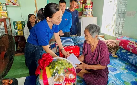 Đoàn thanh niên EVNGENCO2 thăm, tặng quà Mẹ Việt Nam Anh hùng