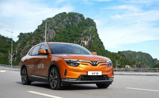 Ông Phạm Nhật Vượng thành lập công ty cho thuê xe và taxi điện Vinfast