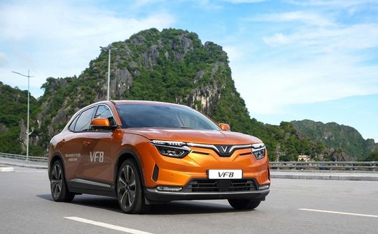 Ông Phạm Nhật Vượng thành lập công ty cho thuê xe và taxi điện Vinfast