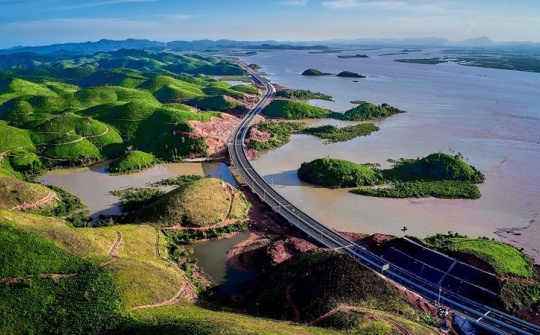 Quảng Ninh kiên trì thực hiện sáng tạo mô hình "một tâm, hai tuyến đa chiều, hai mũi đột phá, ba vùng động lực"
