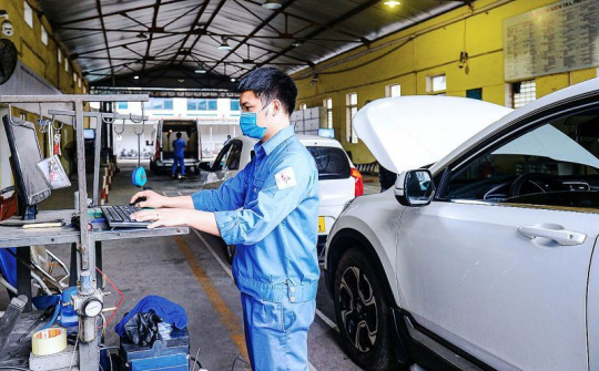 Tăng ca, kíp để đáp ứng nhu cầu kiểm định của người dân