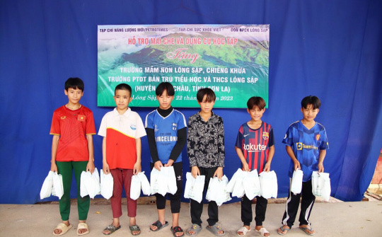 Dược Mỹ Phẩm Nam Dương trao tặng 700 suất quà cho các em nhỏ vùng biên giới