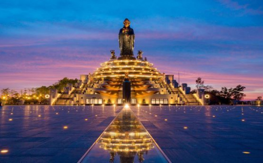 Giảm sâu giá vé cáp treo buổi tối, đêm huyền diệu trên núi Bà Đen khiến nhiều du khách thích thú