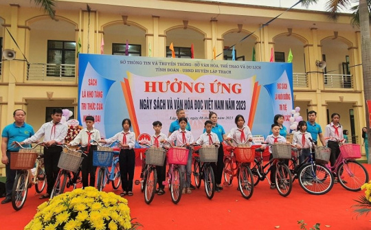 Vĩnh Phúc: Trao tặng xe đạp, thư viện sách, bảo trợ trẻ mồ côi nhân ngày sách Việt Nam