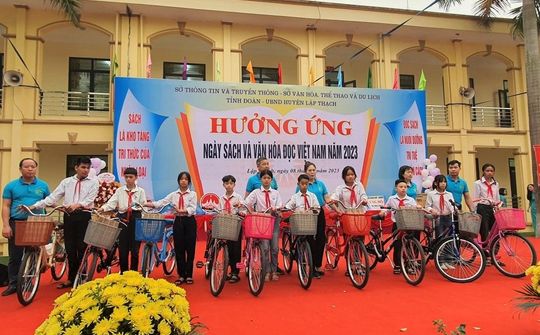 Vĩnh Phúc: Trao tặng xe đạp, thư viện sách, bảo trợ trẻ mồ côi nhân ngày sách Việt Nam