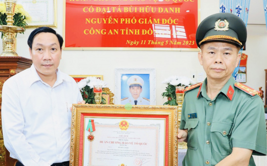 Cố Đại tá Bùi Hữu Danh được truy tặng Huân chương bảo vệ Tổ quốc hạng Ba