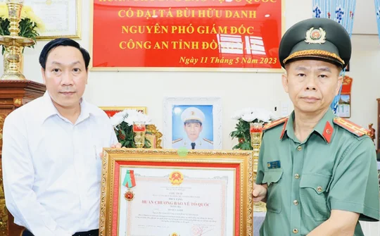 Cố Đại tá Bùi Hữu Danh được truy tặng Huân chương bảo vệ Tổ quốc hạng Ba