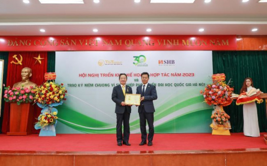 Doanh nhân Đỗ Quang Hiển nhận kỷ niệm chương vì sự nghiệp phát triển Đại học Quốc gia Hà Nội