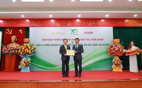 Doanh nhân Đỗ Quang Hiển nhận kỷ niệm chương vì sự nghiệp phát triển Đại học Quốc gia Hà Nội