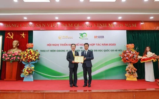 Doanh nhân Đỗ Quang Hiển nhận kỷ niệm chương vì sự nghiệp phát triển Đại học Quốc gia Hà Nội