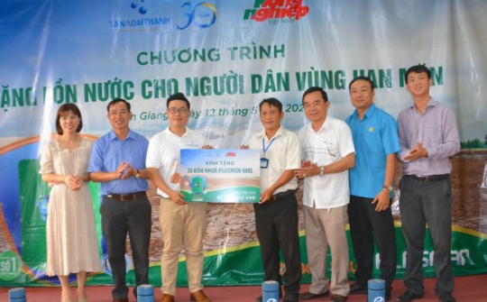 Giữa mùa hạn, hàng trăm người dân miền Tây nhận bồn nước miễn phí